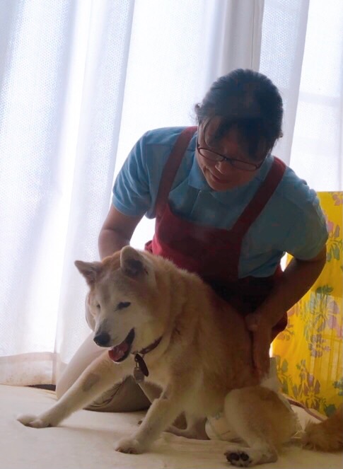 伴侶動物と向き合う代表の髙橋やす子